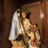 La stanza � "vegliata" a distanza dalla credenza da alcune statuette religiose in bella vista